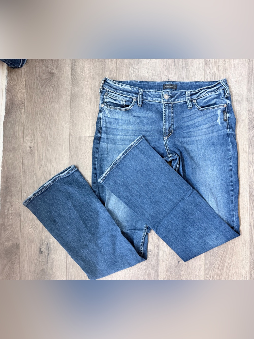 Silver Jeans Women's Suki Slim Cut Boot Cut Jeans in Medium Blue Wash